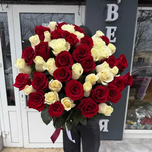 Букет из 51 голландской розы "Красный бархат"